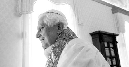 Wiadomo, kto pierwszy był u Benedykta XVI tuż po jego śmierci