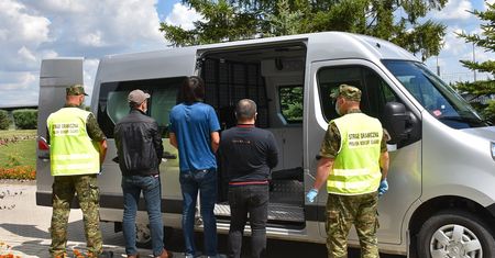 Imigranci z Bliskiego Wschodu zatrzymani na granicy. Przewoził ich Czech