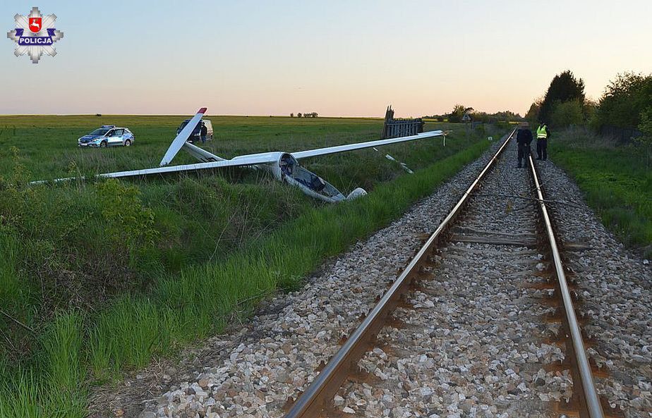 Wypadek szybowca. 16-letni pilot zaczepił o drzewo