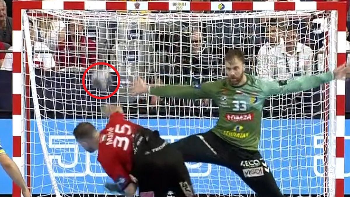 Twitter / twitter.com/ehfcl / Andy Wolff broni rzut karny w meczu z Telekomem