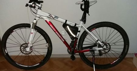 Zaatakowali rowerzystę na ul. Krańcowej. Ukradli mu rower i portfel. Poszukiwani świadkowie