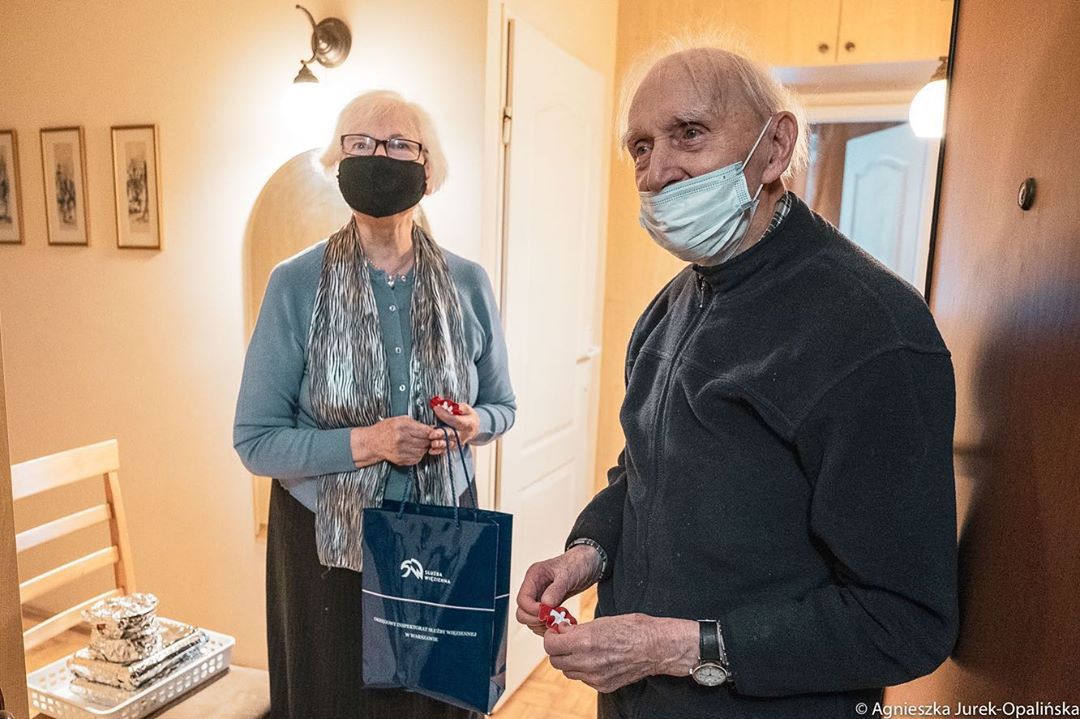 Agata Duda wręcza upominki kombatantom