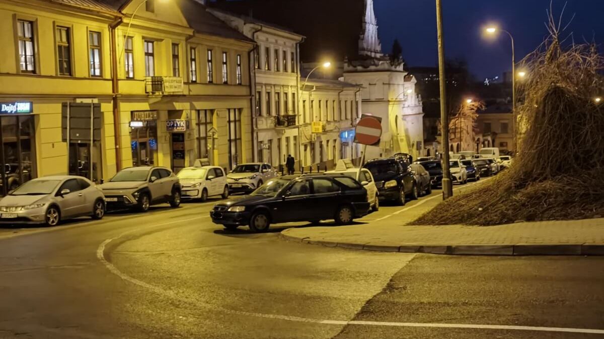 Zaparkowany samochód stoczył się na ul. Świętoduskiej