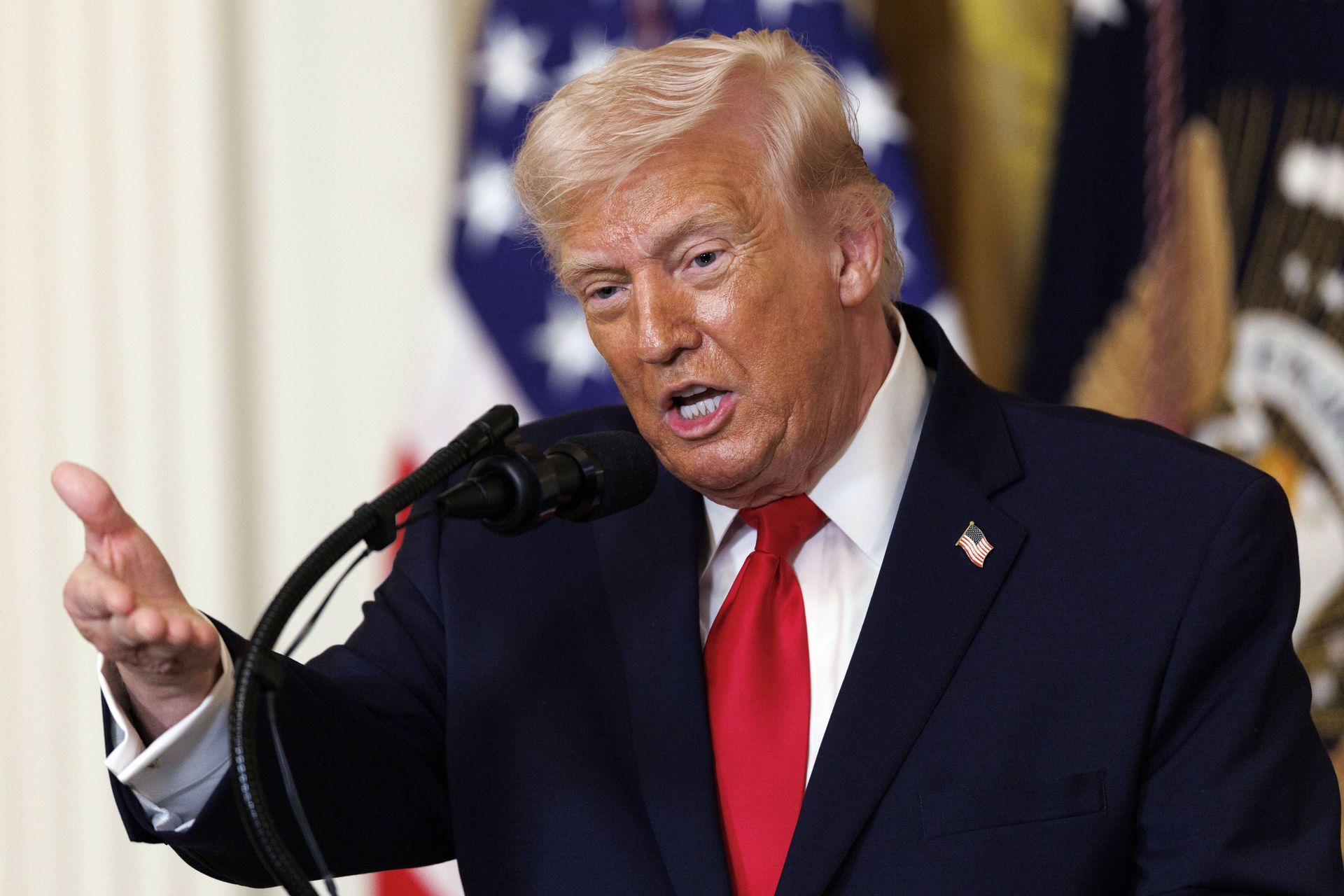 Trump o Iranie: "Pokonany" i zagrożony w Cieśninie Ormuz