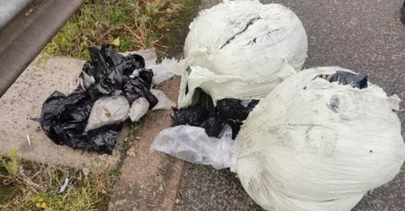 Z ciężarówki wypadły paczki warte fortunę. Ich właściciela szuka policja