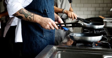 Nabici w butelkę. Oto jak pracownicy gastronomii byli wykorzystywani