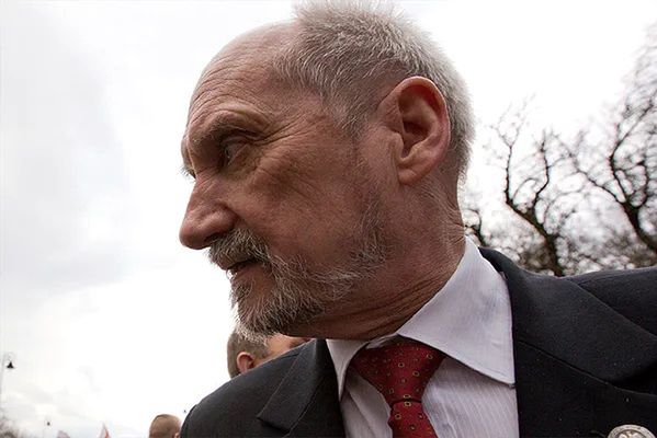 Macierewicz znowu na językach. Prokurator z zarzutami ws. śledztwa smoleńskiego