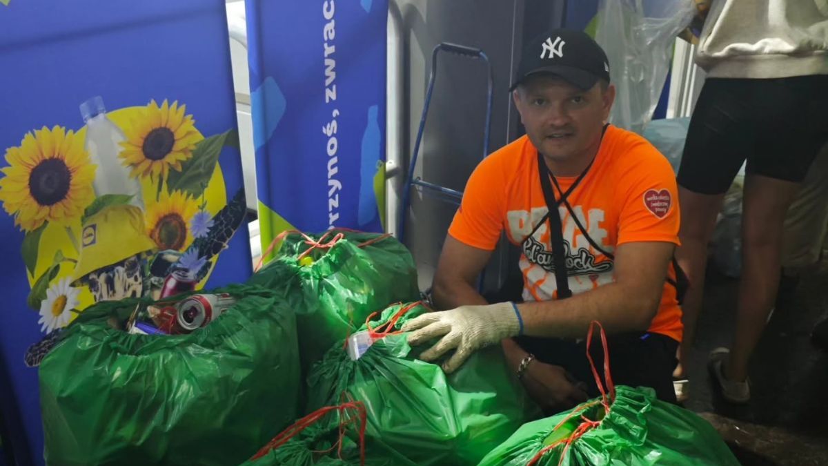 Zbierał puszki godzinę. Zarobił 300 zł