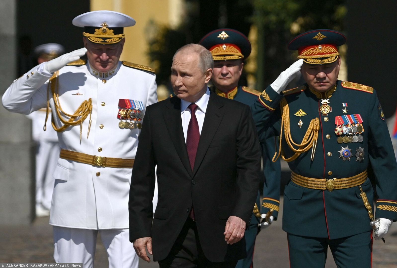 ?wi?to Marynarki Wojennej w Rosji
This pool image distributed by Sputnik agency shows Russian President Vladimir Putin, accompanied by Defence Minister Sergei Shoigu and Commander-in-Chief of the Russian Navy, Admiral Nikolai Yevmenov, attending the Navy Day parade in Saint Petersburg on July 30, 2023. (Photo by Alexander KAZAKOV / POOL / AFP)
ALEXANDER KAZAKOV