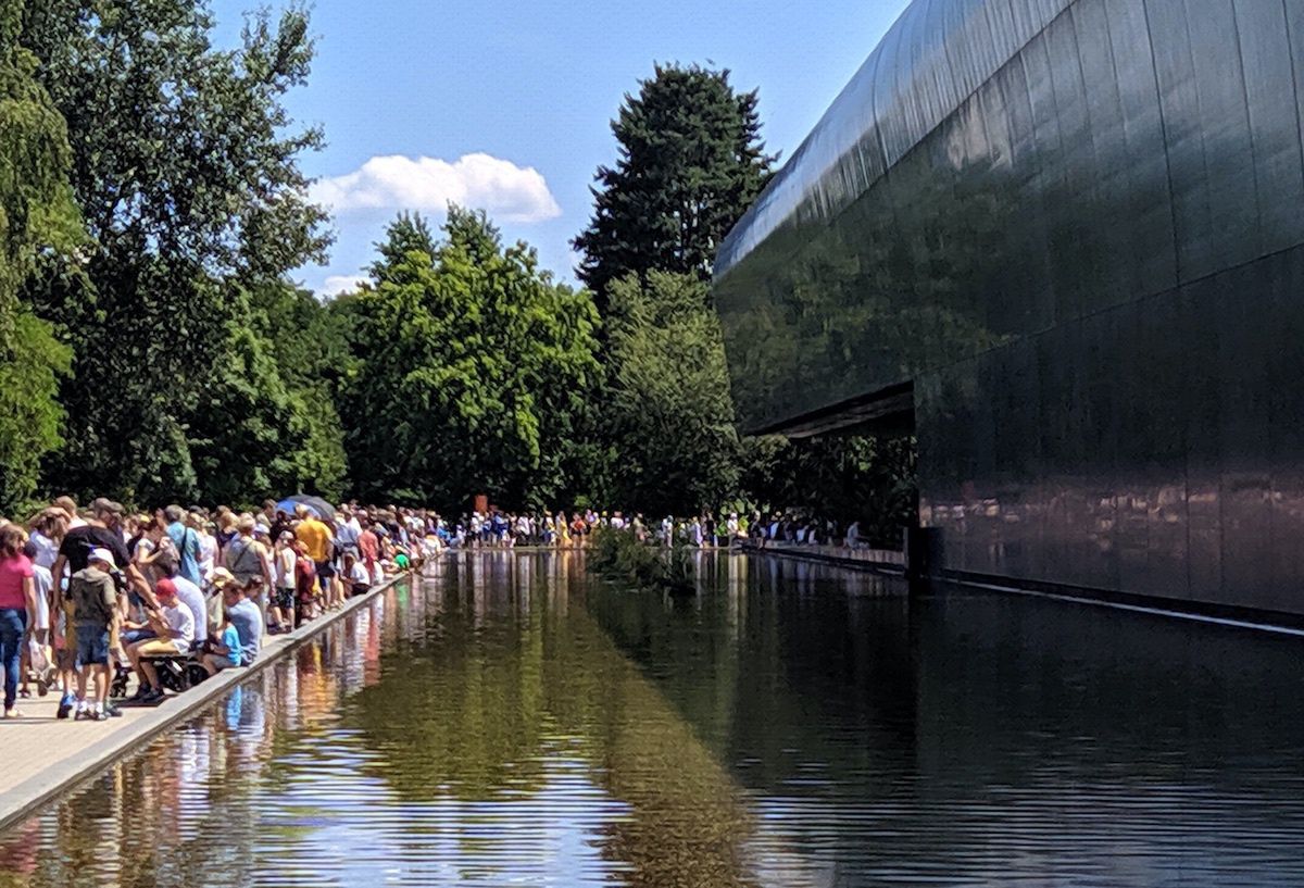 Kolejka przed największą atrakcją wrocławskiego zoo - Afrykarium. 