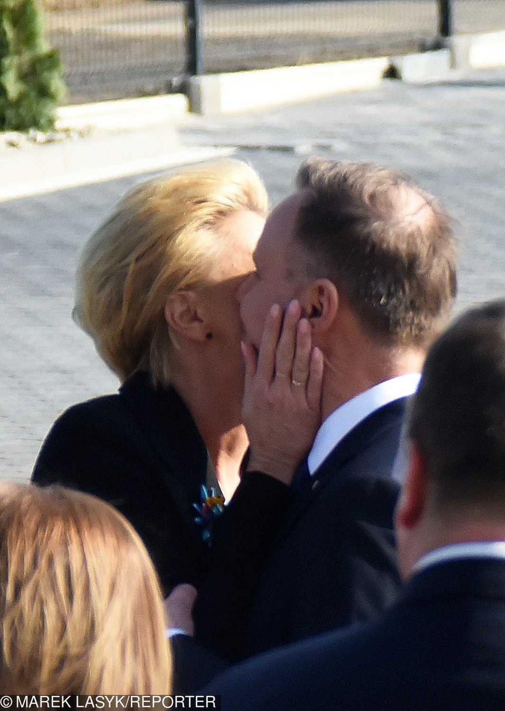 Para prezydencka całuje się namiętnie w zakładzie przetwórstwa mięsnego