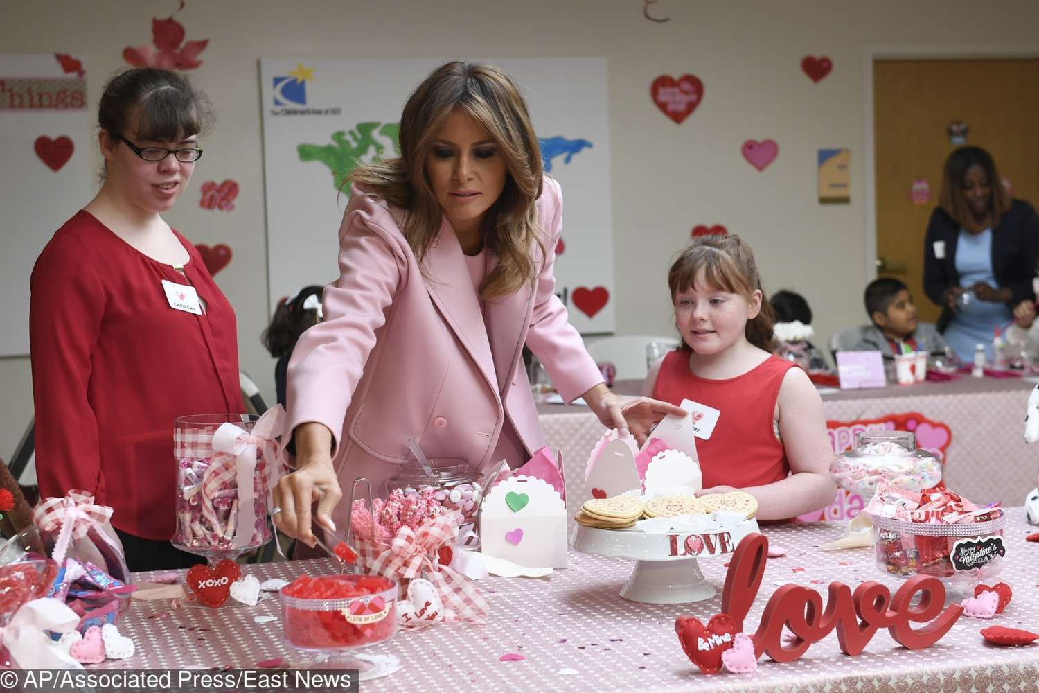 Melania Trump z dziećmi przygotowuje walentynkowe prezenty