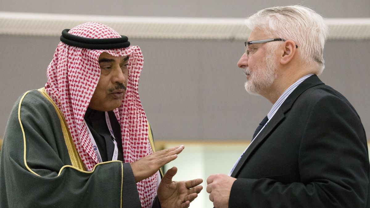 05.04.2017, Bruksela. Szef MSZ Kuwejtu Sabah Al Khalid Al Sabah rozmawia z W. Waszczykowskim.