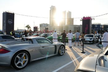 Luksusowe auta płynęły do Dubaju. Nie mogą tam dotrzeć