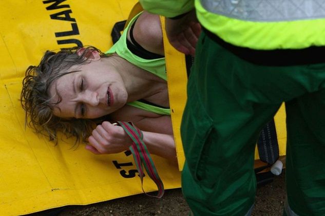 Jedna z uczestniczek maratonu w Londynie zasłabła za linią mety. Fot. Hamish Blair/Getty Images/Staff