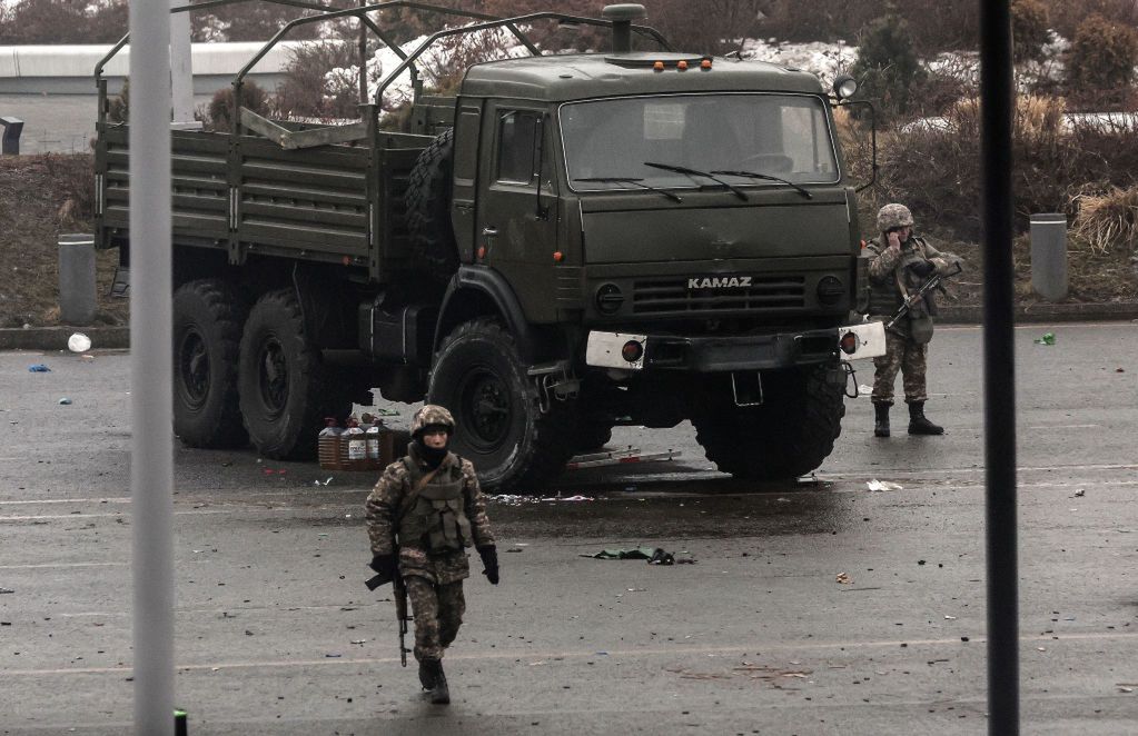 Żołnierze kontrolują sytuację na jednym z placów w Ałmaty 