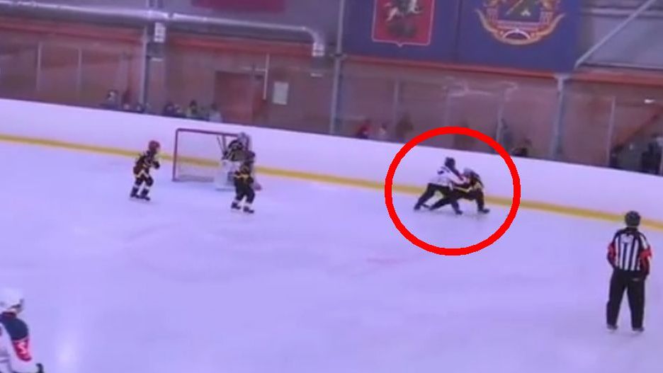 Zdjęcie okładkowe artykułu: Instagram / juniorhockeyempire_chiefs / Na zdjęciu: wypadek podczas meczu 11-latków w Rosji
