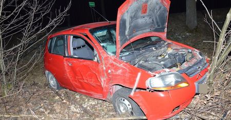 Stracił panowanie nad samochodem i uderzył w drzewo. Był pijany i poszukiwany