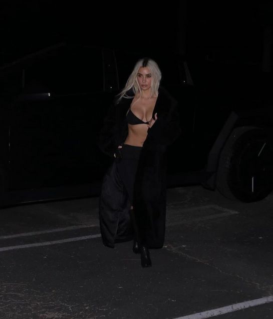 Kim Kardashian odkrywa brzuch w nocnej sesji