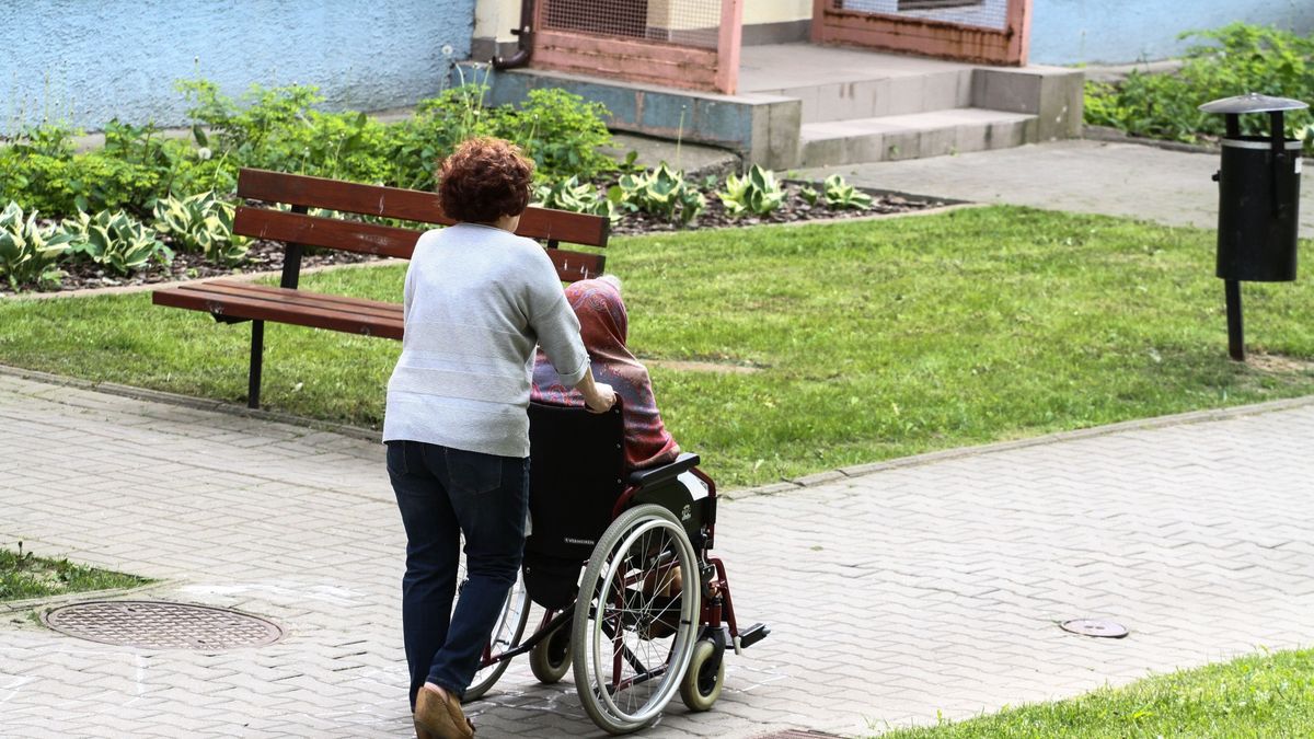 Opiekunki domagają się umów o pracę i uczciwego rozliczania nadgodzin.
