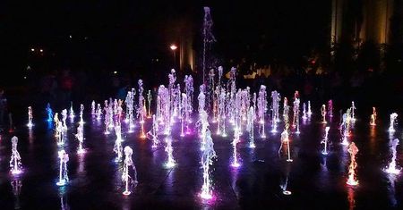 Filmy pornograficzne na ekranie w centrum miasta