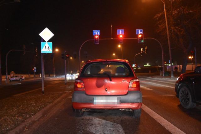 Jeden po kolizji zasnął za kierownicą, drugiego „zatrzymało” ogrodzenie. Obaj byli pijani (zdjęcia)