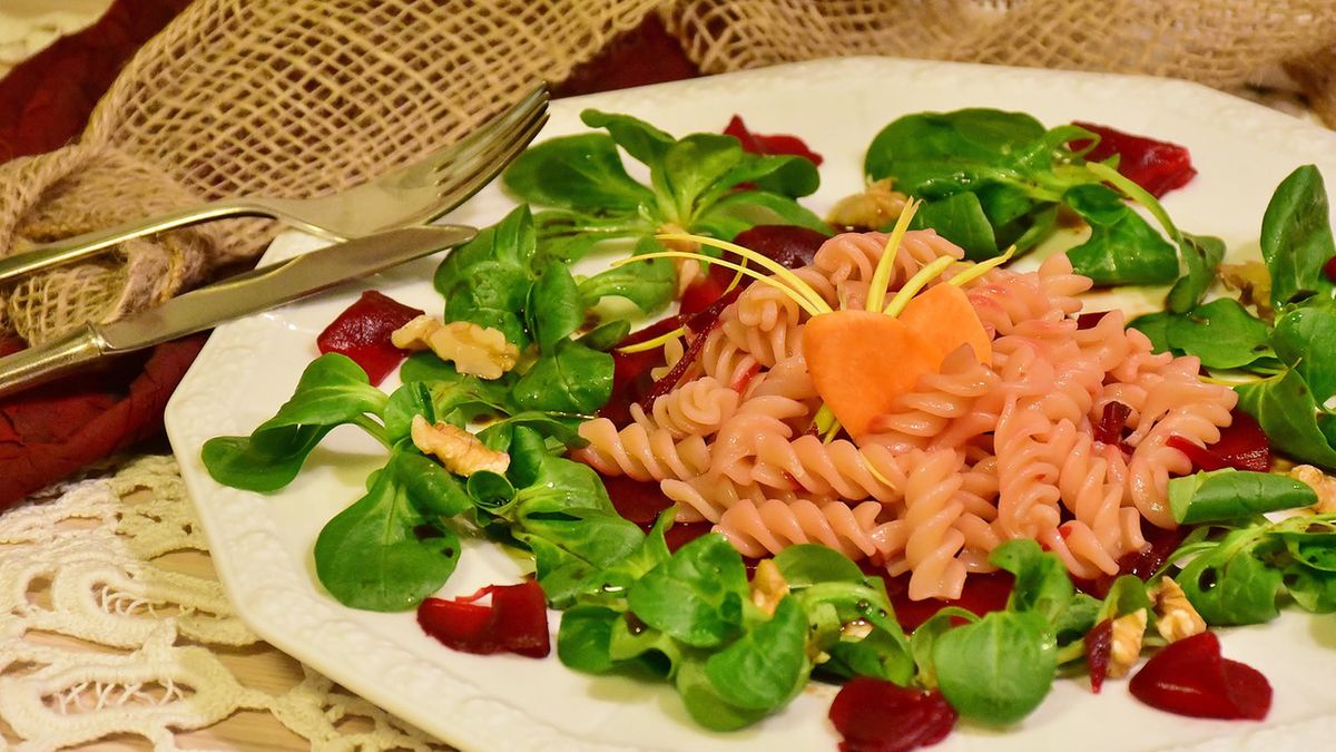 Ugotowany makaron z pełnego ziarna (51%) z dodatkiem kaszy mannej