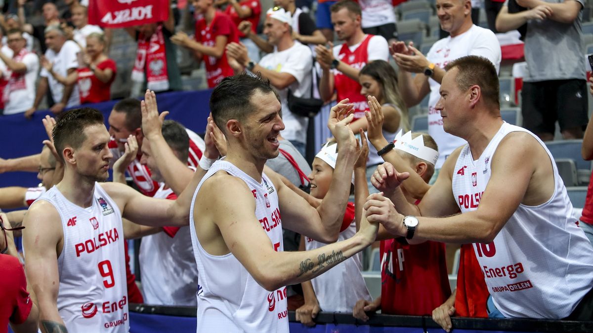 polscy koszykarze dziękują kibicom za doping