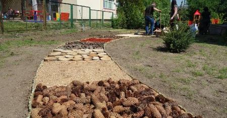 Warszawa. Sensoryczna ścieżka na Rzodkiewki. Wilanów z ciekawym pomysłem dla małych eksploratorów