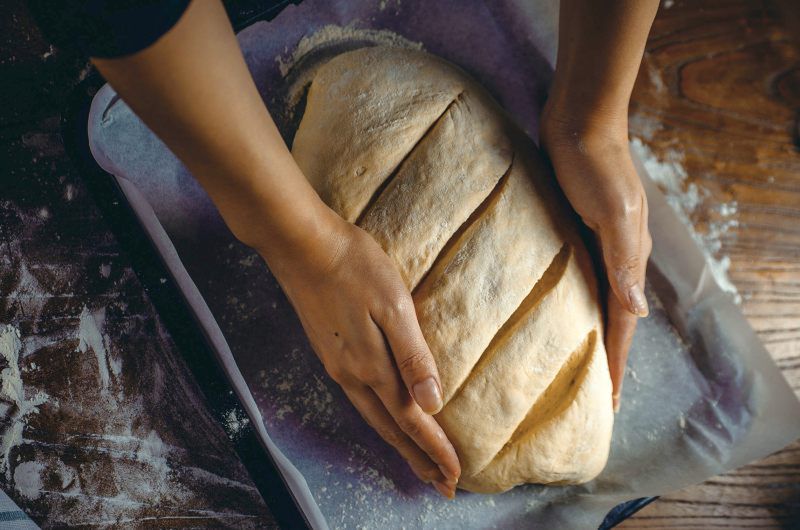 Polacy masowo pieką chleb w domu? Nieoczekiwany efekt koronawirusa