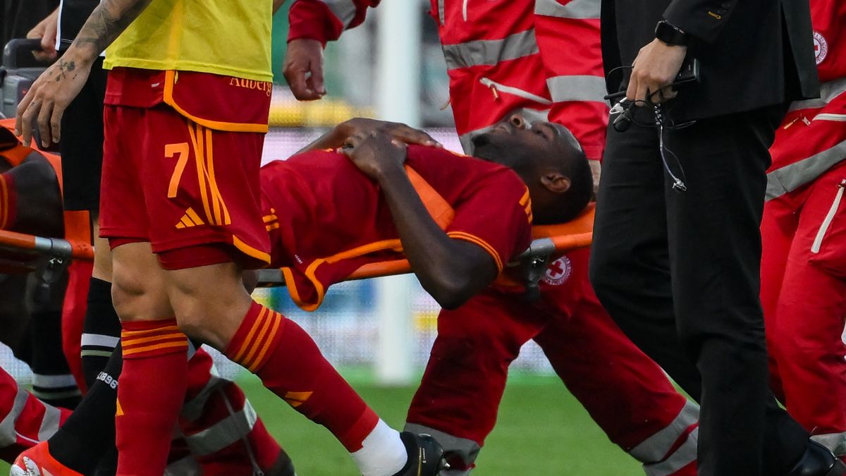 Getty Images / Evan Ndicka na noszach opuszcza boisko w Udine