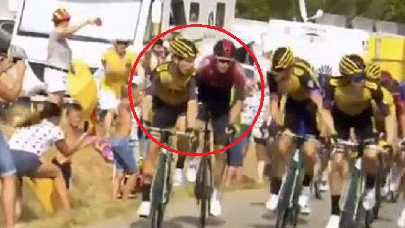 Moment przepychanki pomiędzy Tony Martinem i Luką Rowem na 17 etapie Tour de France 2019