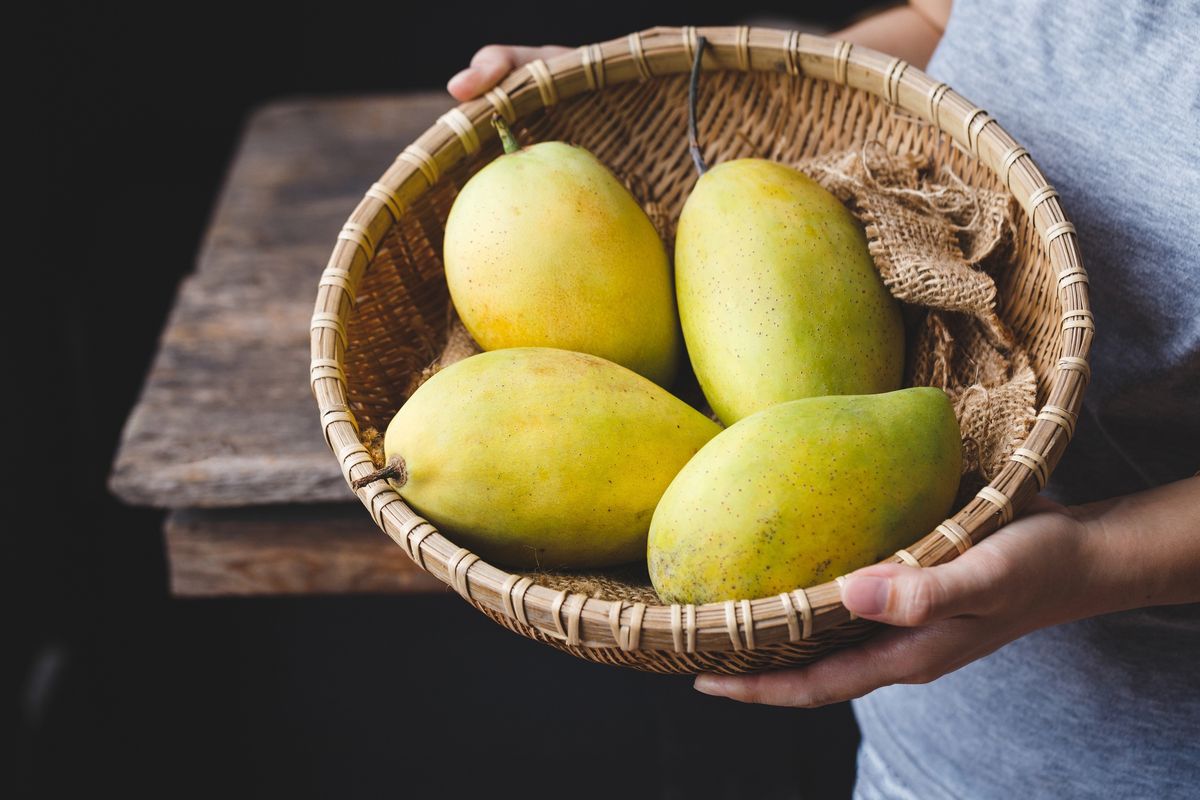 Wyjaśniamy, jak obrać mango