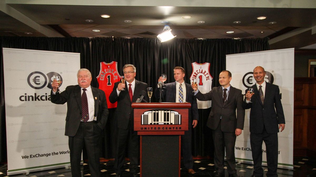 Lech Wałęsa i Bronisław Komorowski wznoszą toast po podpisaniu kontraktu między Chicago Bulls i Cinkciarz.pl.
