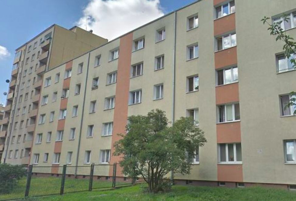 Warszawa. Blok przy ulicy Ludwiki, w którym doszło do dramatycznych wydarzeń 30 listopada 2020 roku. 44-letnia kobieta wbiła w klatkę piersiową swojego męża nóż, potem utrzymywała, że sam się nadział na trzymane przez nią ostrze (Google Viev)