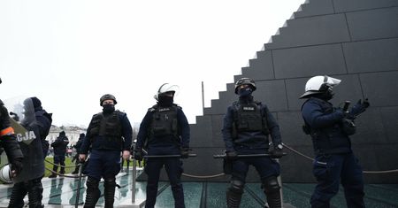 "Bałwan terrorysta"? Śnieżna figurka miała zagrażać pomnikowi smoleńskiemu