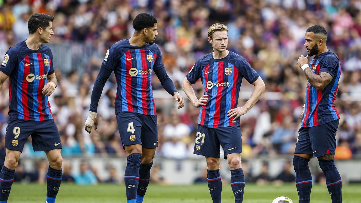 Getty Images / Xavier Bonilla/NurPhoto / Na zdjęciu od lewej: Robert Lewandowski, Ronald Araujo, Frenkie De Jong i Memphis Depay