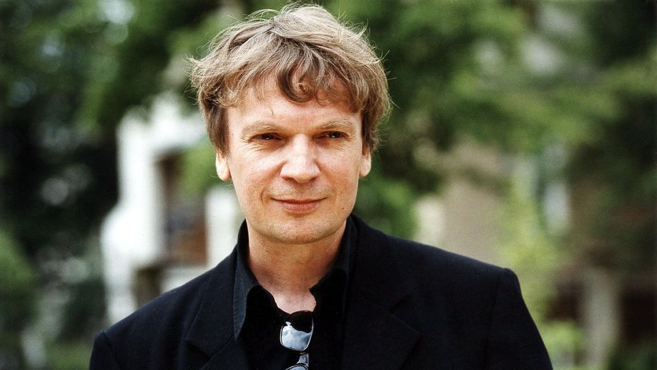 Zapraszamy do naszej galerii zdjęć Weroniki Ciechowskiej - kobiety, która z szacunkiem kultywuje pamięć o ojcu, ale idzie własną drogą, z dala od kamer i świateł reflektorów &gt;&gt;&gt;Na zdjęciu Grzegorz Ciechowski na Festiwalu Piosenki Opole 2001.