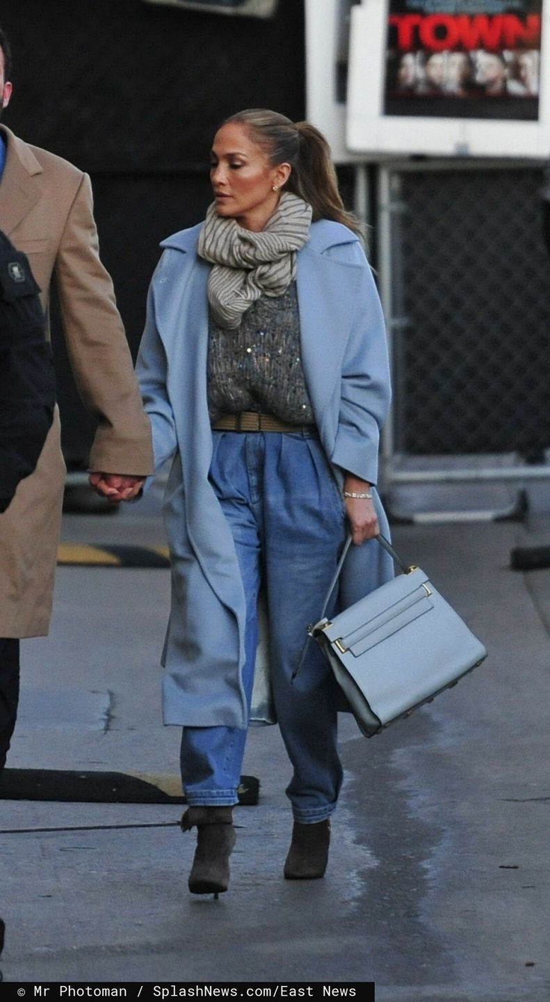 Jennifer Lopez w szerokich d?insachSinger Jennifer Lopez holds hand with Ben Affleck who is the guest of Jimmy Kimmel live in Los Angeles on December 15 2021.    Pictured: Ben Affleck,Jennifer Lopez      World Rights,Mr Photoman / SplashNews.com