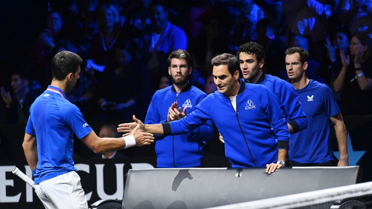 PAP/EPA / ANDY RAIN / Novak Djokovic przybija piątkę z Rogerem Federerem 