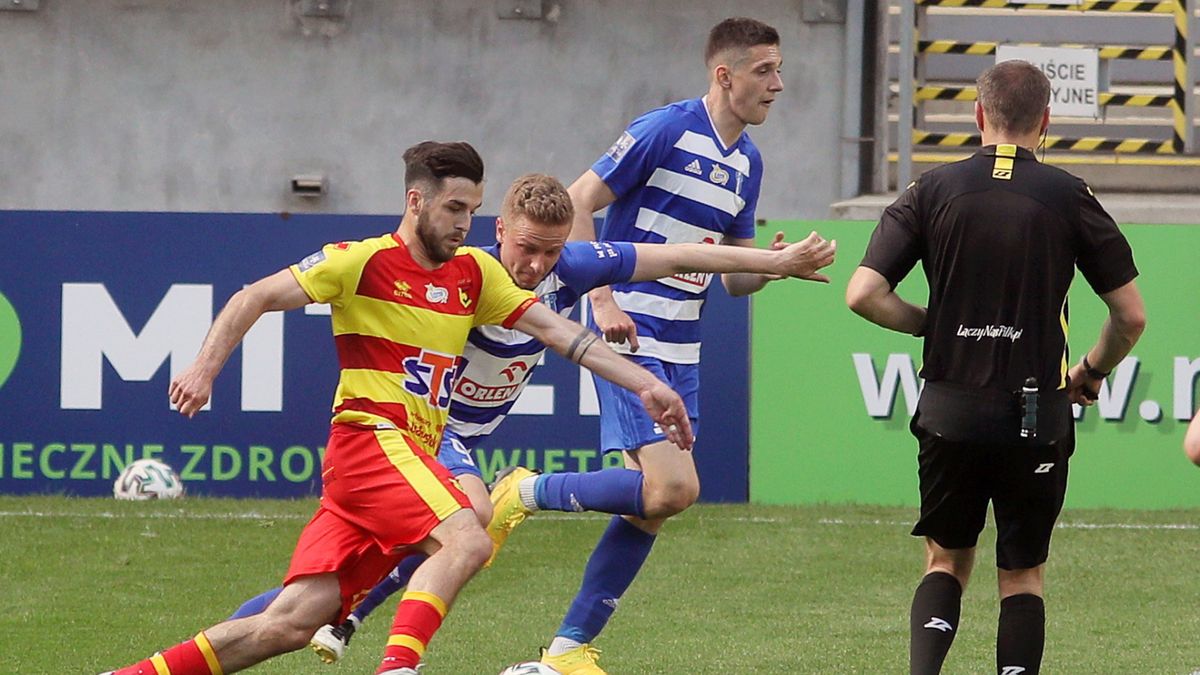 PAP / Artur Reszko / Na zdjęciu: zawodnik Jagiellonii Białystok Martin Pospisil (z lewej) i Mateusz Szwoch (drugi od lewej) z Wisły Płock