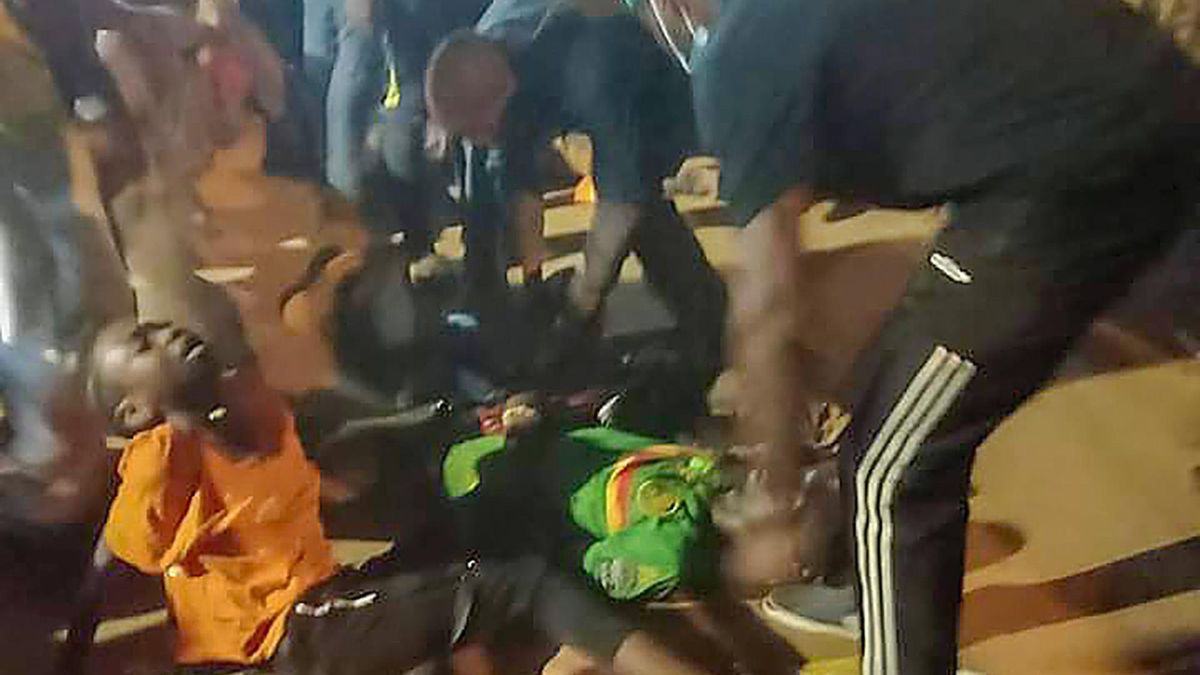 Zdjęcie okładkowe artykułu: Twitter /  / Na zdjęciu: dramat przed meczem Kamerun - Komory