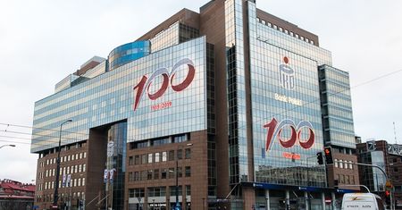 Kulisy szczepień w PKO BP. Szczepionki z Mazur, akcja jak dla obłożnie chorych