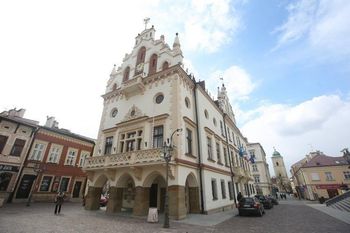 Urzędnicy dostaną podwyżkę. Dziesięć razy mniejszą, niż prezydent Rzeszowa