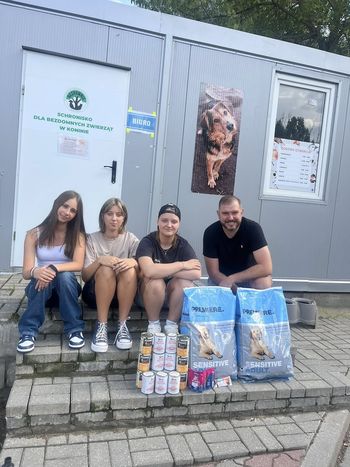 Rzgów: Młodzieżowi radni przekazali karmę dla konińskiego schroniska