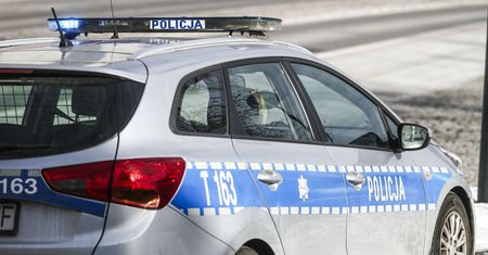 Zaatakował w biały dzień na przystanku. Nożownik usłyszy zarzuty