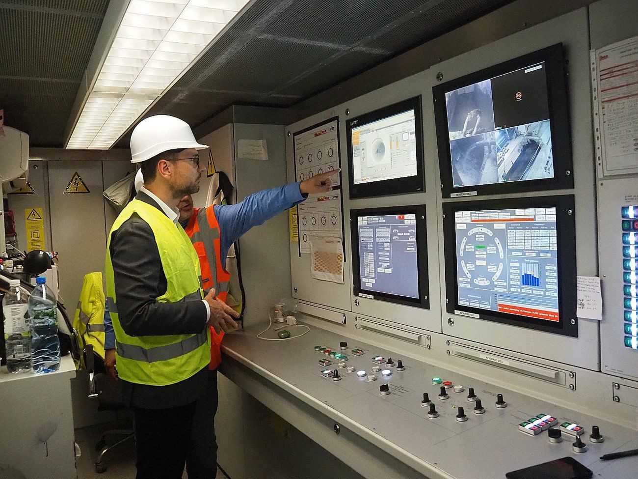 Maszyna drążąca przez cały czas jest utrzymywana w stanie aktywności, pod ziemią jest również zespół operatorów