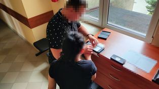 Legionowo: Pijana kobieta miała dziecko pod opieką. Nie otwierała drzwi, potem rzuciła piwem w policjanta