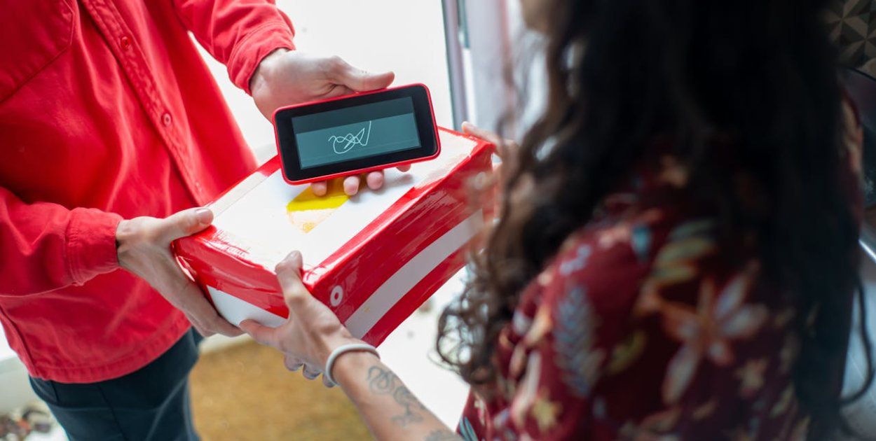 Bytów: Fałszywa paczka za ponad 800 zł. Oszuści wykorzystują nieuwagę