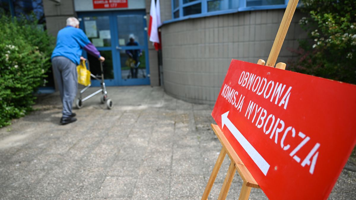 lokal wyborczy w Gda�sku
Gda�sk, 01.06.2025. Wybory prezydenta RP - II tura. Lokal wyborczy w Gda�sku, 1 bm. Trwa g�osowanie w II turze wybor�w prezydenta RP. Do jego zako�czenia obowi�zuje cisza wyborcza. (mr) PAP/Adam War�awa
Adam War�awa
g�os, g�osowa�, g�osowanie, II, II tura, lokal wyborczy, prezydenckie, prezydenta rp, urna, wybory